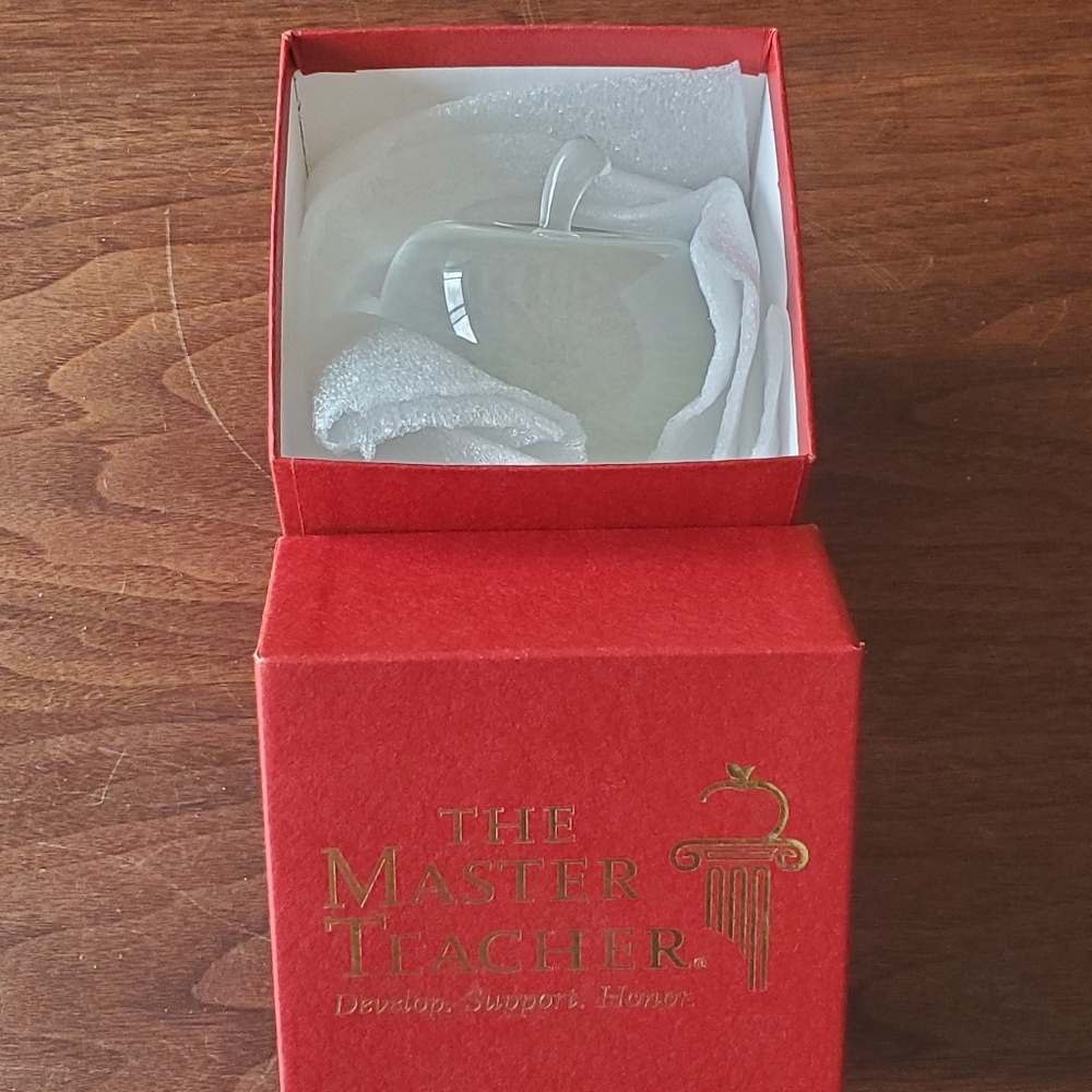 Optic Crystal Apple with Podium with Rout Base in Original Box NIB Teacher Award - Picture 13 of 13